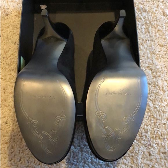 NWB Tahari Black Suede Round Toe Heels - Picture 3 of 6